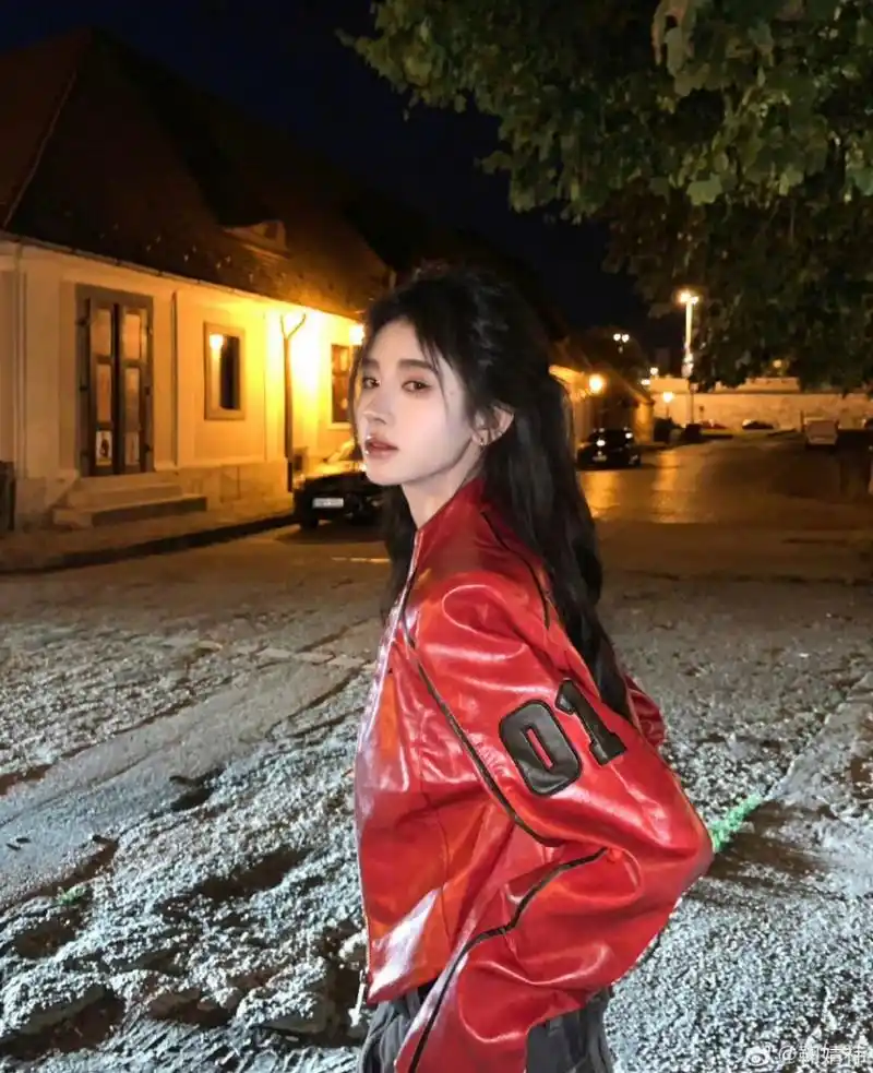 鞠婧祎红皮衣机车风,泰裤辣!