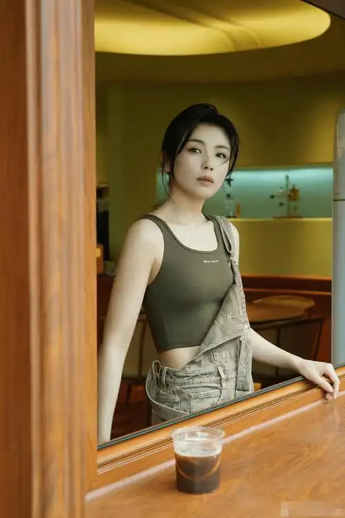 刘涛生日连发30张写真大片,露腰长裙尽显腰臀比,姐姐这是憋久了_年龄