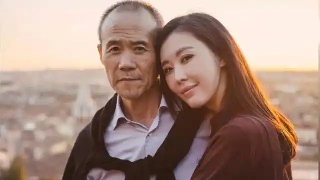 田朴珺婚后状态越来越好穿小棕裙身量窈窕气质优雅如贵妇