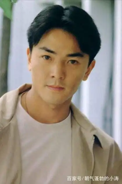 看惯了郑伊健的长发照,不如来开看看短发照,这差距大到不敢相信