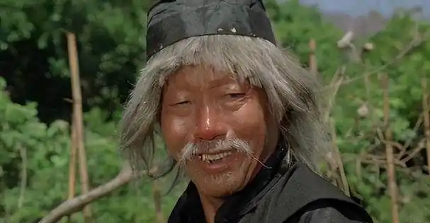 这老头,眼睛肿得像水泡,鼻子红得像酒糟,穿着土气,发型也搞笑得很.