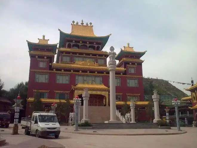 红城寺又名御令宝塔寺,甘肃省临夏州永靖县西河镇,属藏传佛教萨迦派