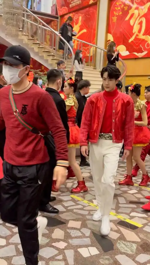 王一博春晚牛起来红红火火