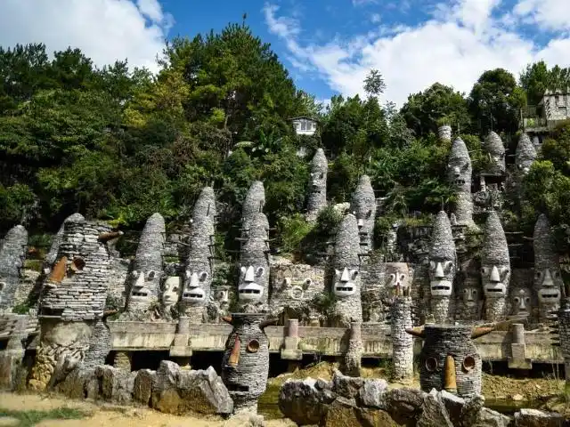 关于夜郎古国,其地理位置存在争议,相邻族群的地域分布也应考虑