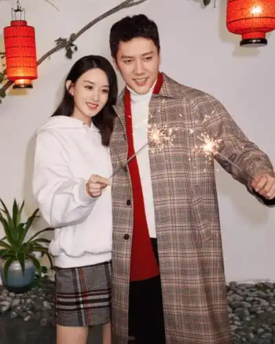 赵丽颖冯绍峰婚后首度合体,夫妻情侣装互相依偎,配一脸甜到齁