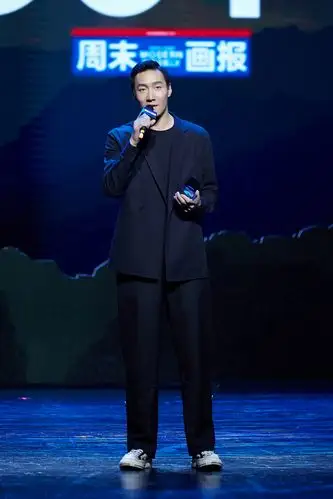 张傲月周末画报全球先生之夜喜提摩登突破艺人称号