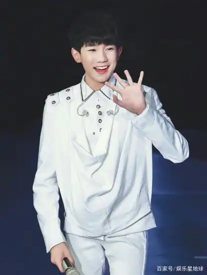 刚出道时的王源眉清目秀,笑容腼腆,满满的青春气息显露!