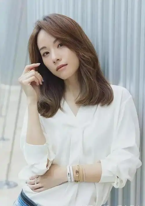 邓丽欣晒出露背泡温泉 全裸身躯性感十足 网民暴动求正面