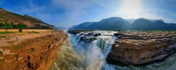 黄河壶口瀑布是中国十大名瀑之一,是"中国水利世界遗产"之一,是国家