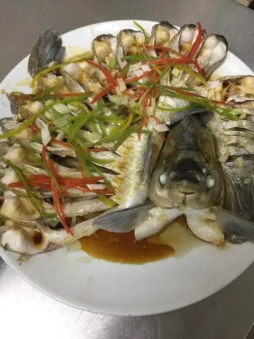 清蒸鲈鱼的做法步骤图解-清蒸鲈鱼怎么做好吃-菜谱大全-乐做菜