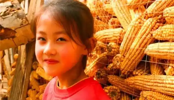 回顾21年宁夏7岁女孩因羞笑走红父母拒绝传媒公司百万签约