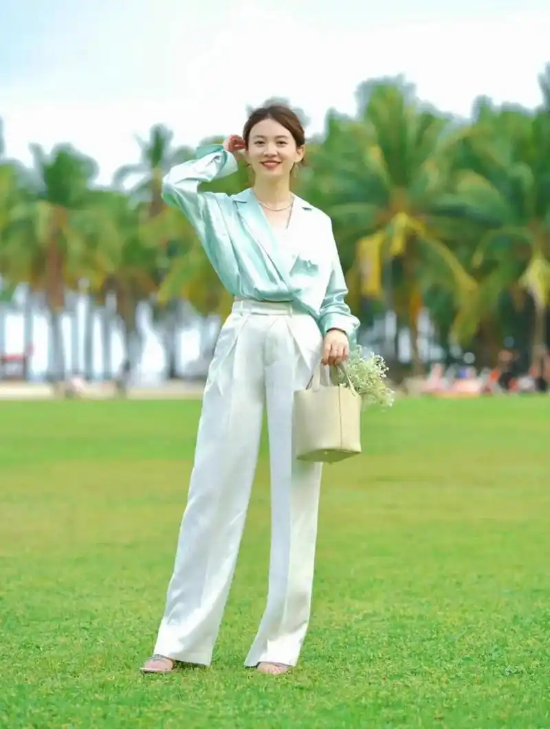 醋酸的浅绿色衬衫,自带高级感,时髦精致,利落洒脱不出错,展现满满的