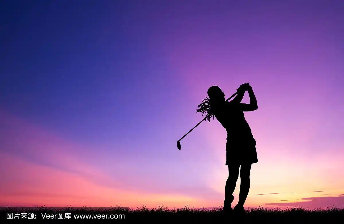 剪影高尔夫球手打高尔夫在美丽的日落