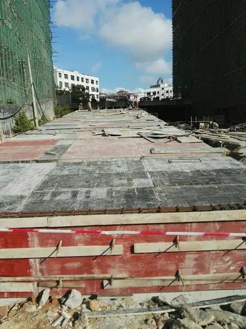 1#车道梁板柱模板正在安装.