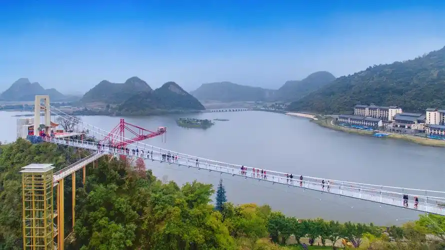 p>宝晶宫国际旅游度假区于广东省英德市南郊,是国家aaaa级旅游景区.