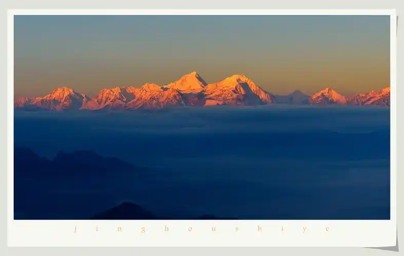 日月同辉照金山