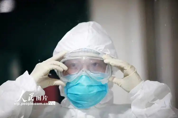 江苏扬州:战"疫"一线的医护人员