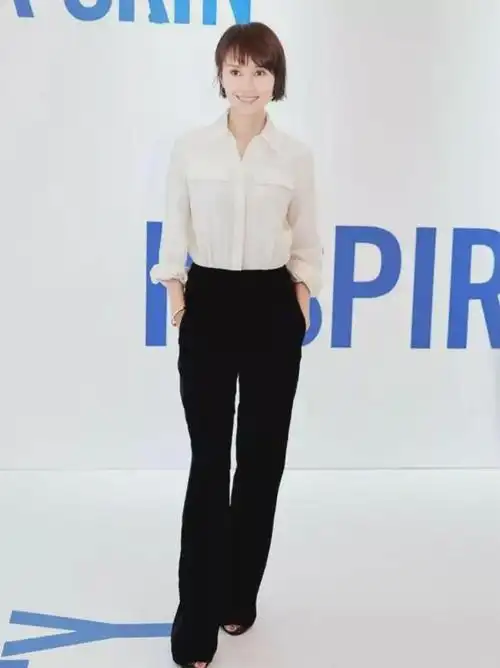 被袁泉的职场风穿搭惊艳到了衬衫阔腿裤短发时髦优雅太高级