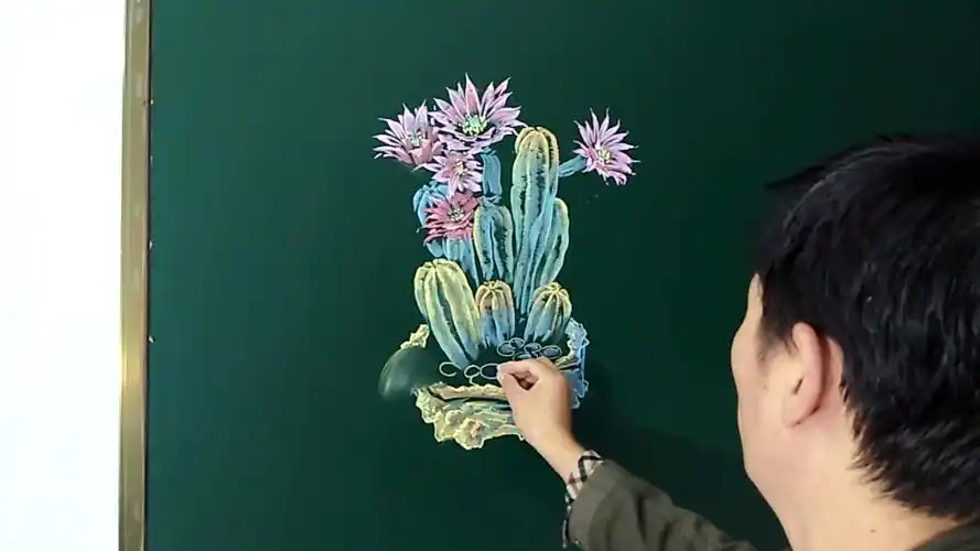 黑板上的绘画盛放的仙人柱花越看越喜欢