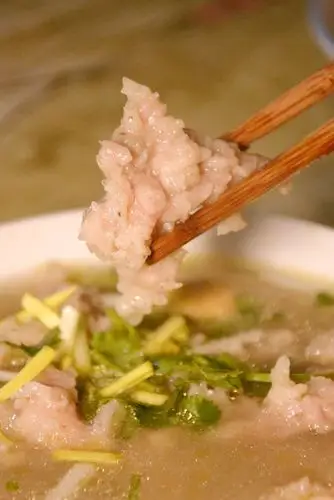 赶紧叫上一碗粉鸡,整碗汤淡黄油亮,搭配香菜,蒜黄