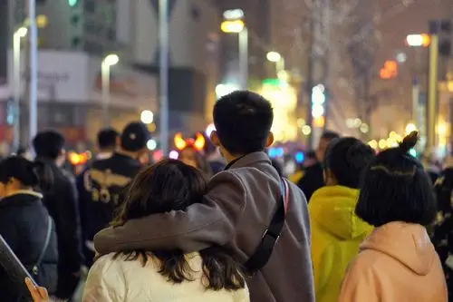 跨年夜紧紧拥抱在一起的情侣