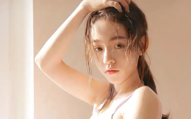 大胆性感吊带美女居家诱惑写真图片壁纸