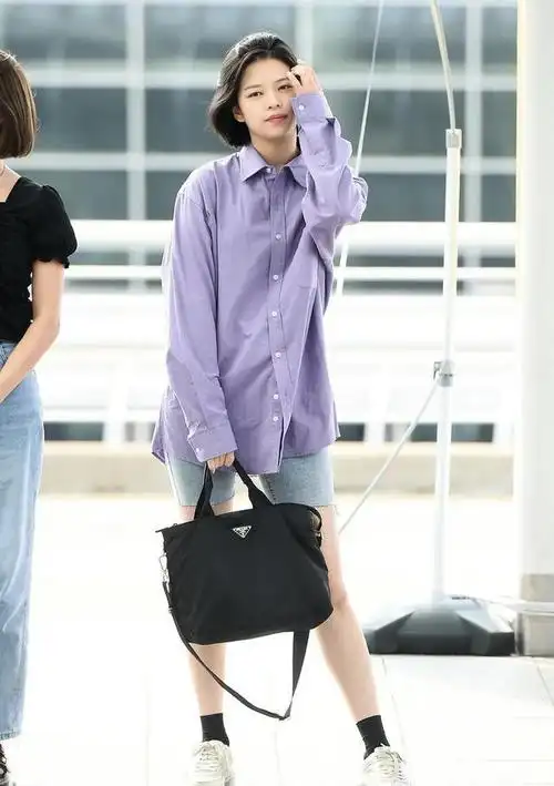 初秋"王炸"穿搭来了,长袖衬衫配超短裤,秀出火辣不分季节