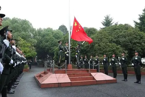 在雄壮的军乐声中,由27名官兵组成的护旗方阵迈着矫健的步伐向国旗台