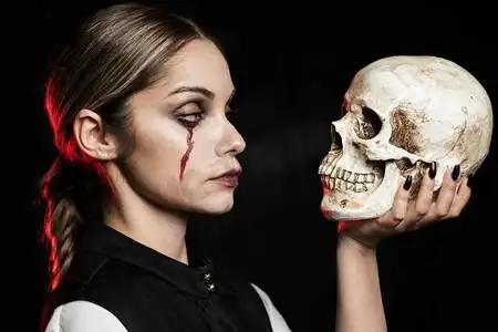 拿着头骨的女人侧视图美女骷髅头