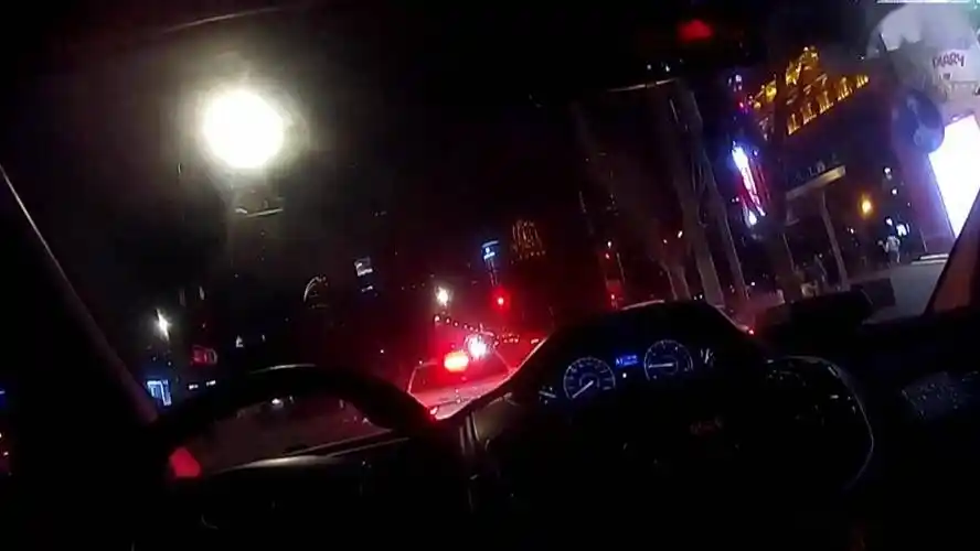 绿波通行"4分钟",突发疾病少女获紧急救助_石炳祥_黄浦交警支队_警车