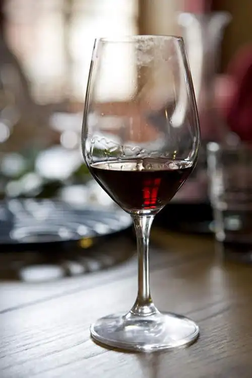 室内,特写,白天,正面,餐桌,桌子,杯子,朦胧,模糊,高脚杯,液体,红酒杯