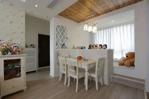 如何把进门处餐厅改成卧室 两居室家装进门餐厅改卧室榻榻米床装修