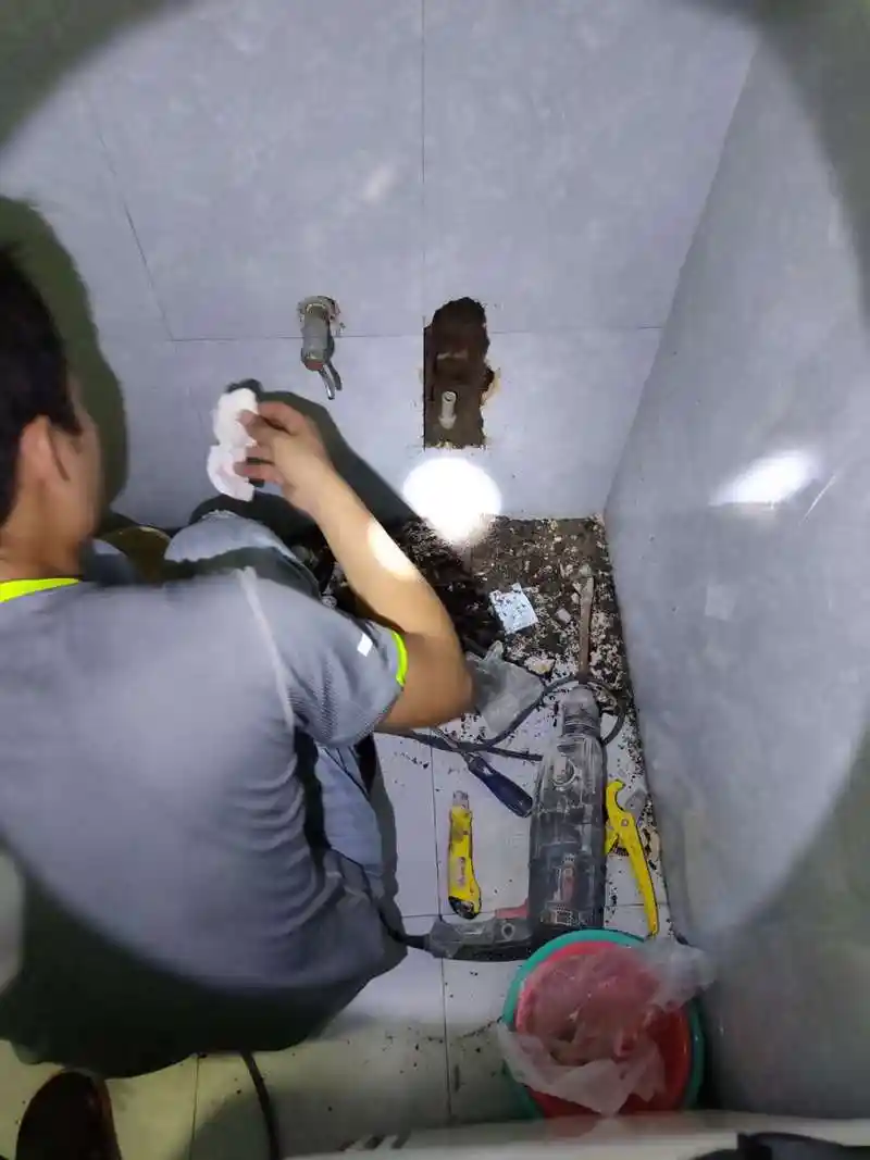 水管漏水,定位维修,只打1块瓷砖,3个小时就帮你解决了,烦心的漏水问题