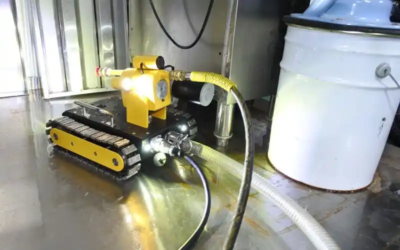 荣匠油烟管道清洗机器人防水耐碱大型油烟机清洗专业团队专用设备