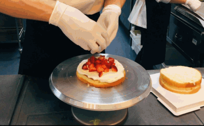 重复以上的动作,再把蛋糕整体成型 在清新嫩白的蛋糕