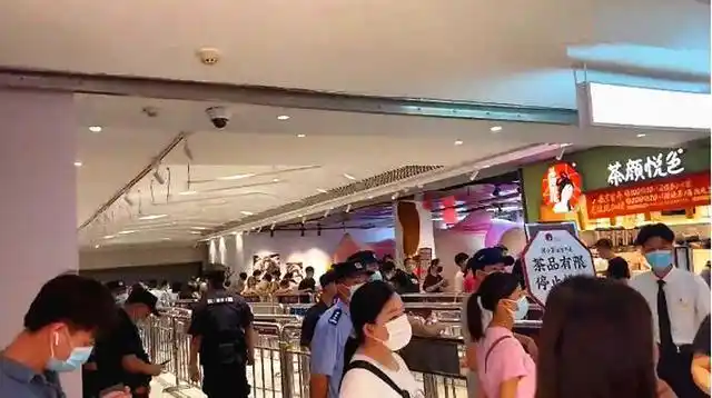 南京近千人排队买奶茶,"黄牛"一杯卖200元?多少人在交智商税