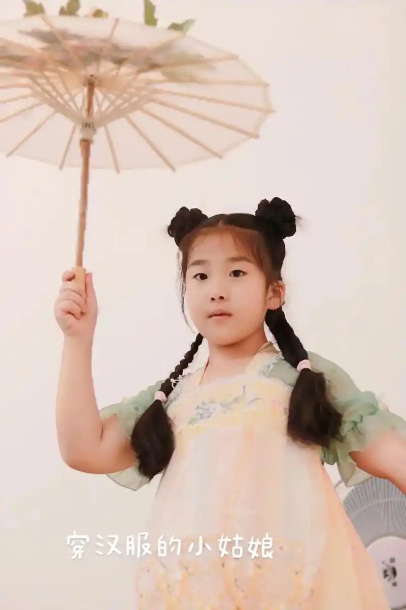 穿汉服的小姑娘