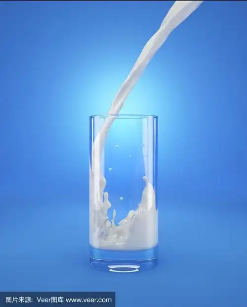 一杯新鲜牛奶,倒和泼.孤立在蓝色背景.