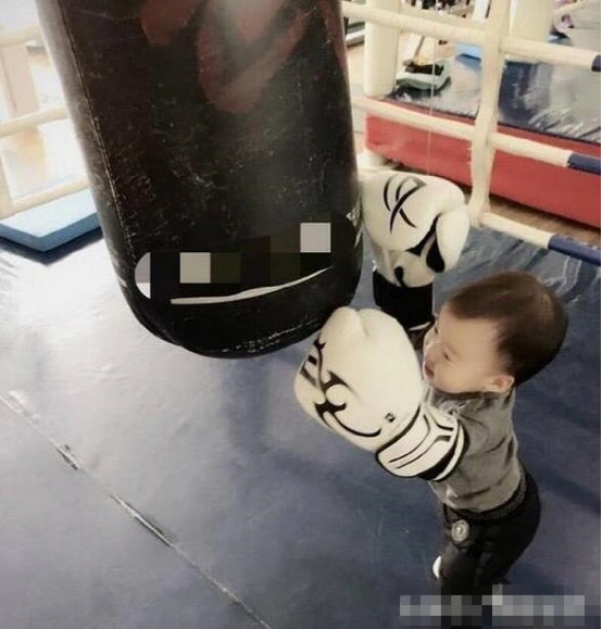 吴京晒出自己的豪宅,如今和家人生活很幸福,内部装修很豪华