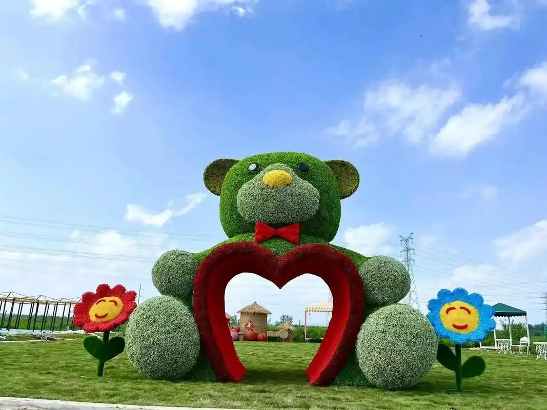 国庆即将来临,大街小巷都将迎来充满节日氛围的绿雕工艺品 - 抖音