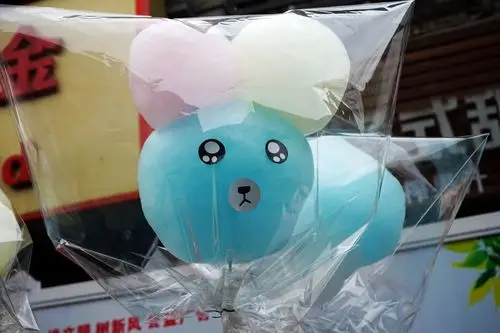 小伙把棉花糖做出新花样,贴上两只眼睛价格翻5倍,一个能卖15元