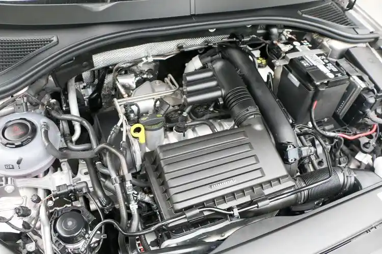 5l自吸,保留了ea211系列1.2t及1.4t涡轮增压发动机两种动力.