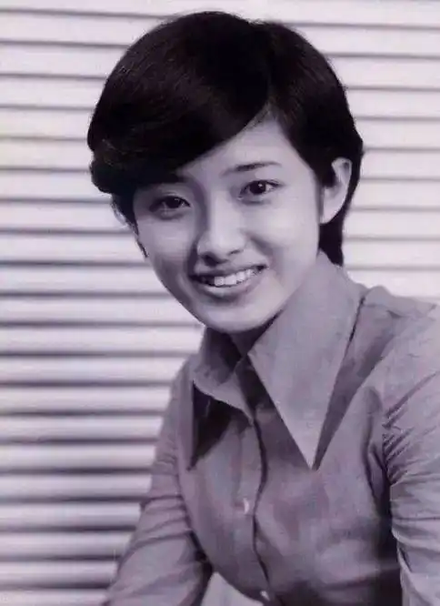 60岁山口百惠街拍照曝光:优雅地老去,也是一种美感!_手机搜狐网