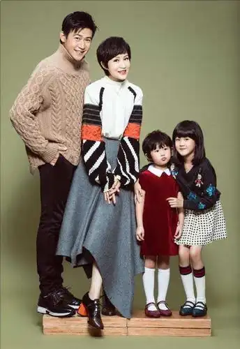 小包总杨烁家庭大片就差一人, 叶一茜带森碟拍片几日不见又长高