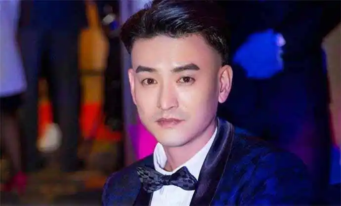 其实不管是许瑶璇还是叶倩,袁文康的老婆都不是她们,并且都曾有过合作