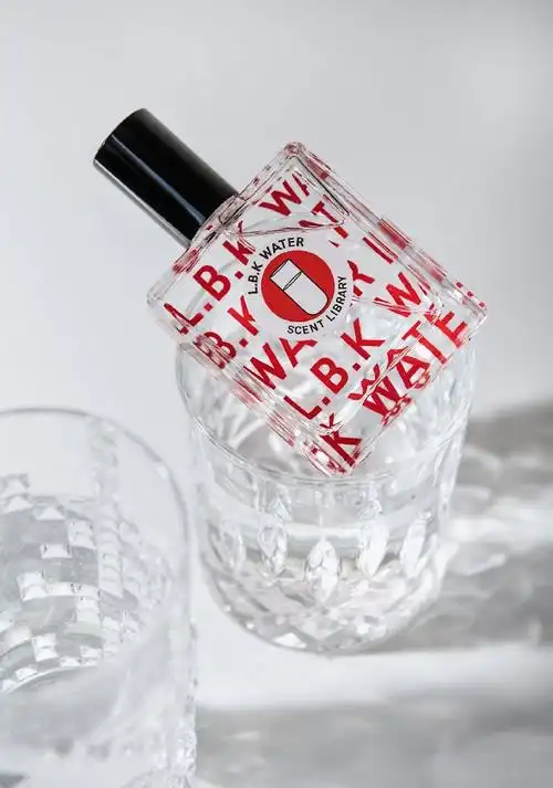 印象里"凉白开"是气味图书馆第一支讲述中国人文化情结的香水,他们