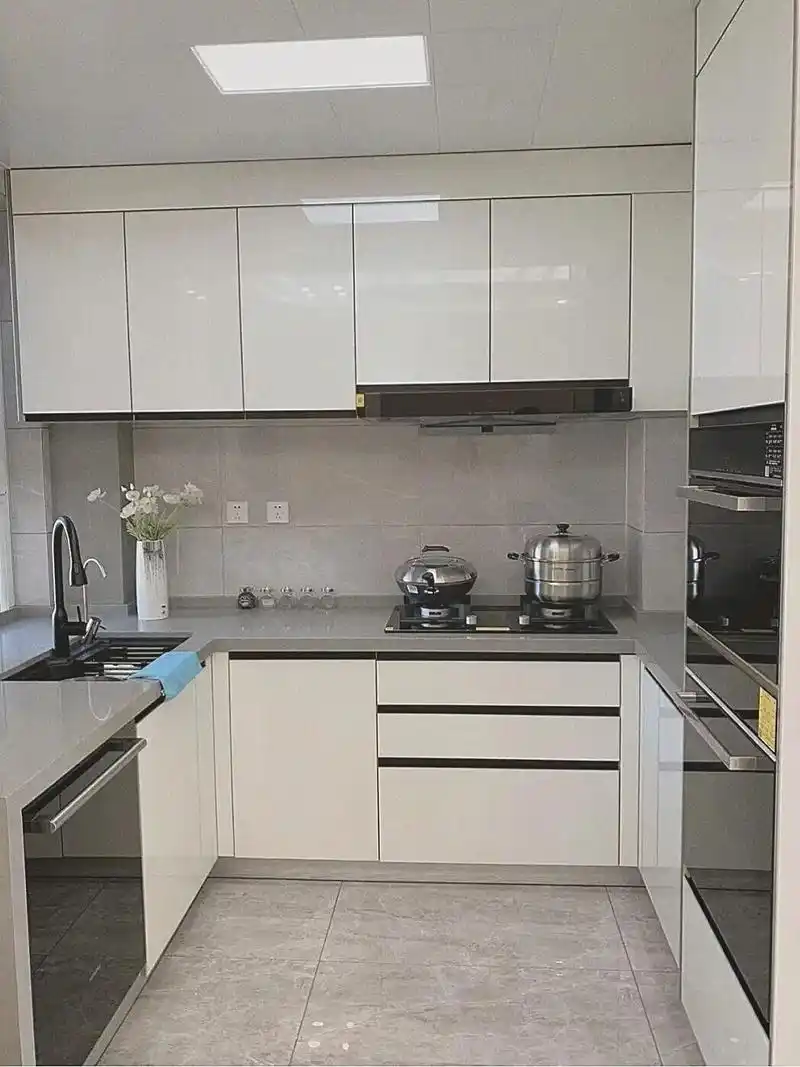 4款整体厨房实景分享,你喜欢柜门同色还是不同色#整体橱柜 # - 抖音