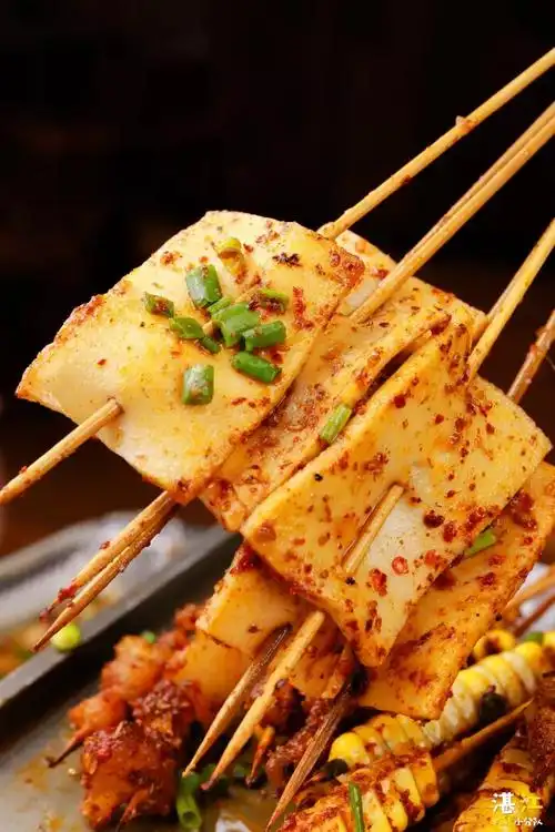 看起来黄澄澄,油爆爆的千叶豆腐吃起来却香而不腻,还有些嚼劲弹牙有