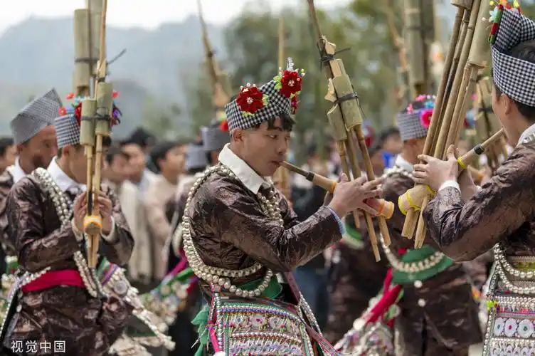 贵州苗族同胞画花脸庆祝五年一度芦笙节