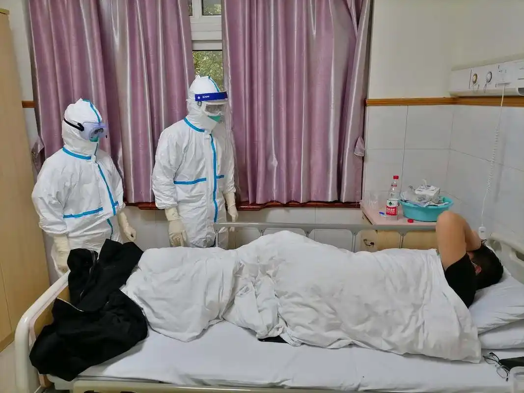 王斌身穿防护服,与同事一起进入隔离病房.
